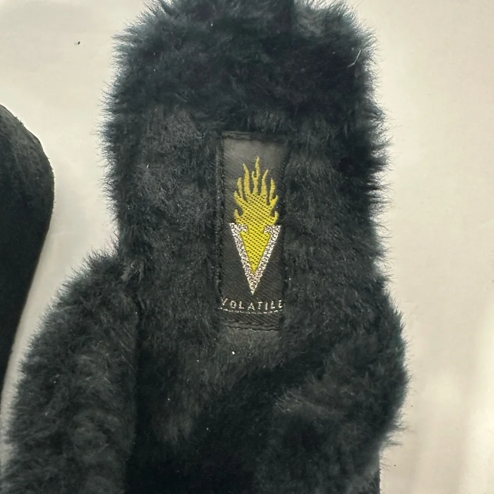 VOLATIRE Kids Black Fuzzy Slippers size 6 pre owned Exellent condition